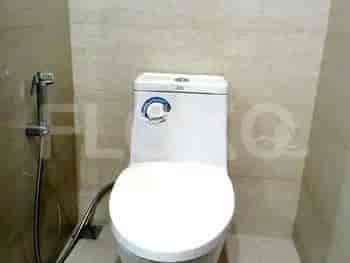 Kamar mandi dengan pancuran kaca dan kepala pancuran.