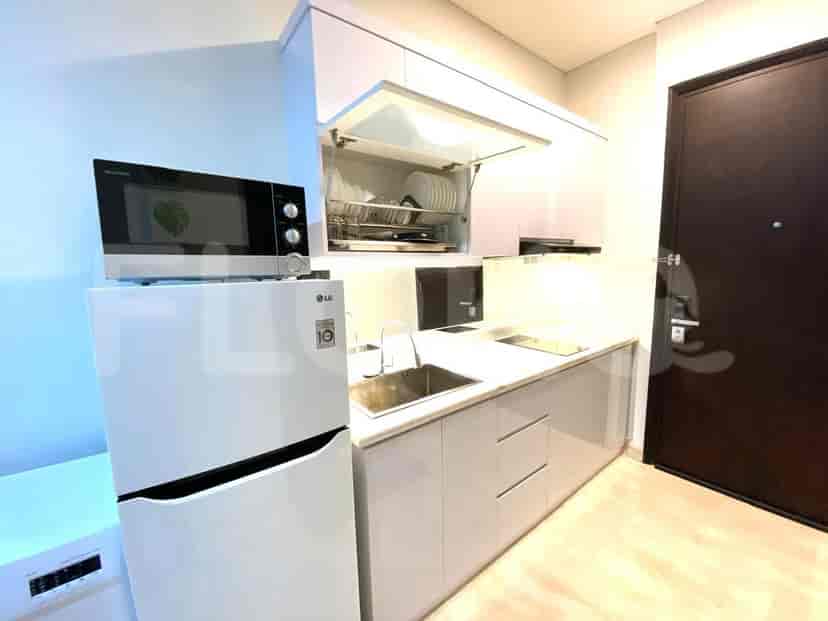 Dapur Modern dengan peralatan stainless steel.