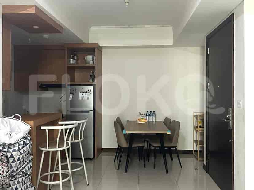 Dapur ringkas dengan peralatan modern.