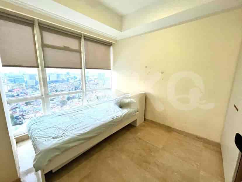 Kamar tidur kecil dengan tempat tidur single dan pemandangan kota.