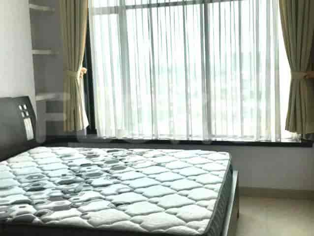 Kamar tidur dengan tempat tidur, gorden, dan jendela.