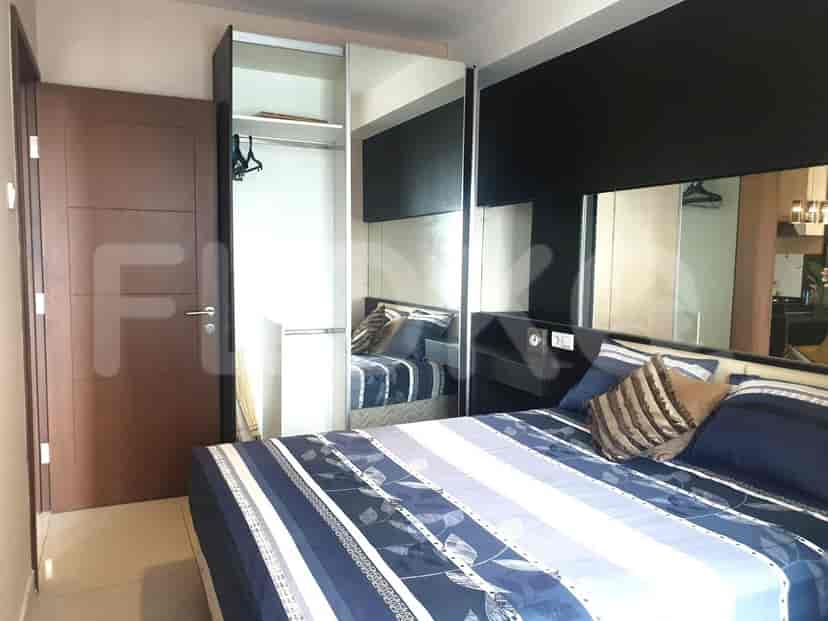 Kamar tidur dengan tempat tidur dan lemari.
