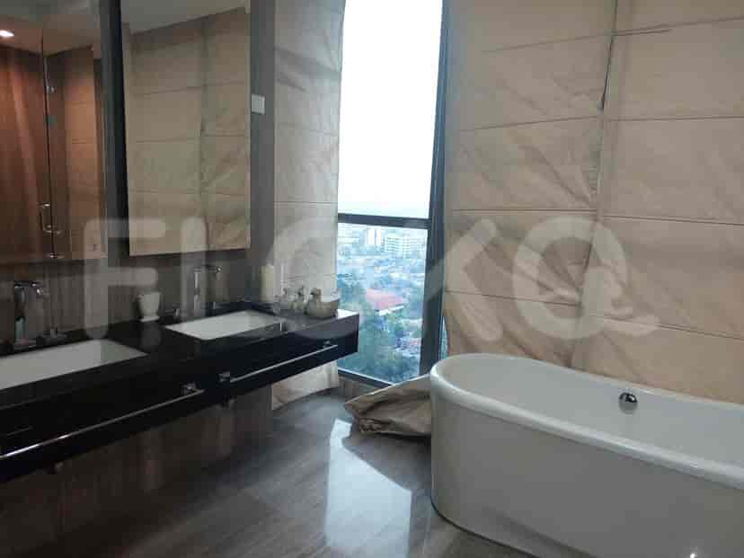 A luxurious bathroom with a bathtub and double sinks.