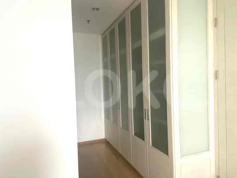 Walk-in closet yang luas dengan penyimpanan yang cukup.