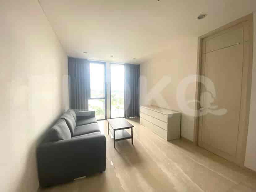 Ruang tamu yang menampilkan sofa, meja kopi, dan lemari.