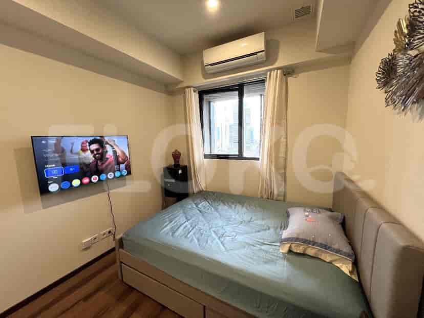 Kamar tidur yang nyaman dengan tempat tidur, TV, dan AC.