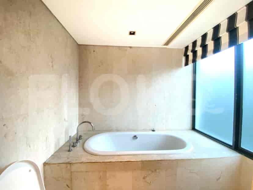 Modern bathroom with a bathtub.