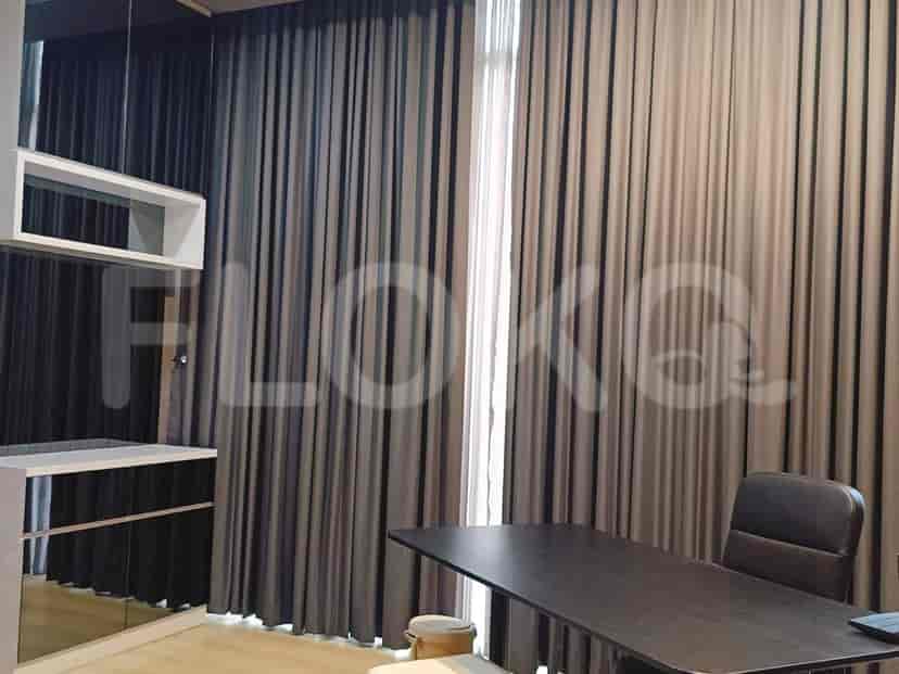 Ruang kantor dengan meja, rak, dan gorden.