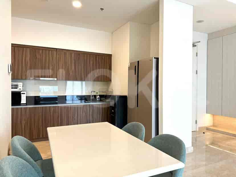 Dapur berencana terbuka dengan peralatan modern dan meja makan untuk empat orang.