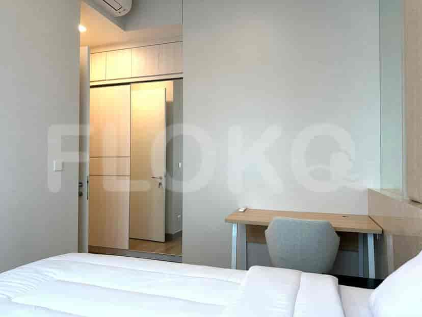 Kamar tidur minimalis dengan tempat tidur dan meja.