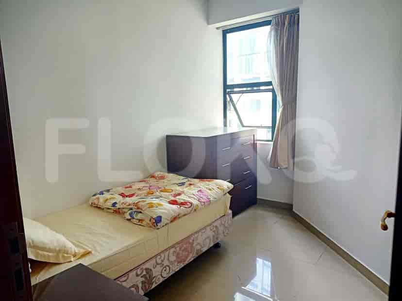 Bedroom with a single bed and chest of drawers.