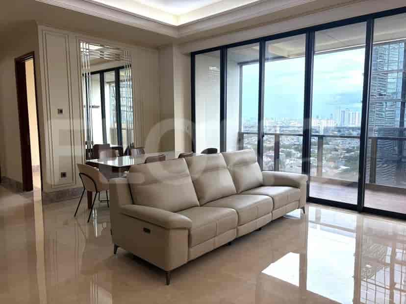 Area tamu dan ruang makan mewah dengan sofa kulit, meja makan, dan jendela besar yang menawarkan pemandangan kota.