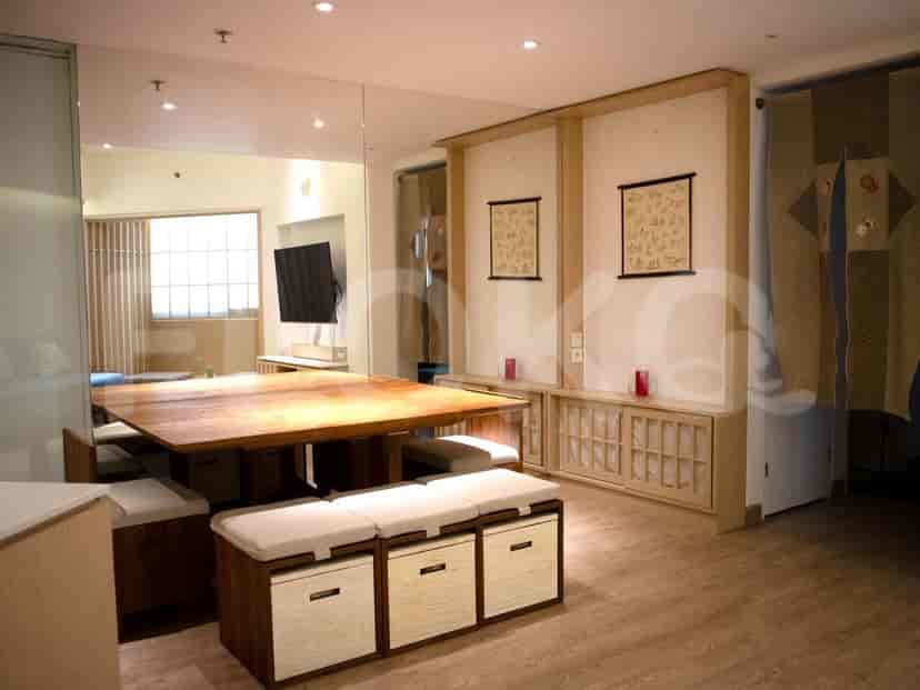 Kamar mandi modern dengan wastafel duduk, kamar mandi berdinding kaca, dan toilet.