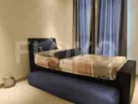 Kamar tidur dengan sofa bed dan tempat tidur tarik.