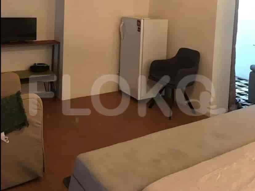 Kamar mandi modern dengan pancuran.