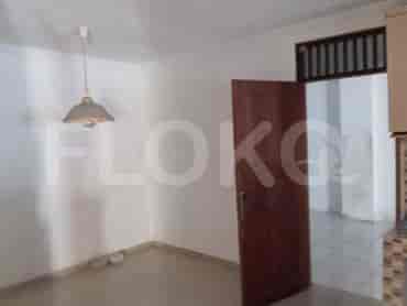 Sebuah ruangan kosong dengan dinding putih dan pintu masuk ke area lain.