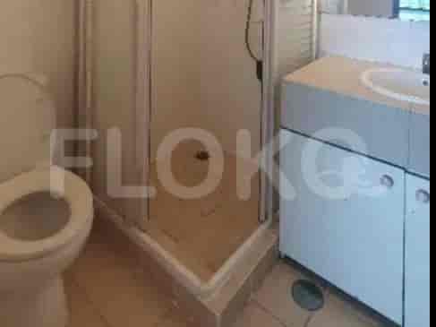 Kamar mandi dengan shower, toilet, dan wastafel.