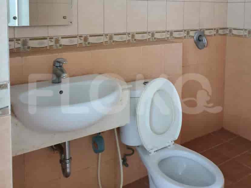 Kamar mandi dengan wastafel dan toilet.