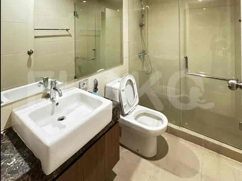 Sebuah kamar mandi dengan wastafel, toilet, dan pancuran.