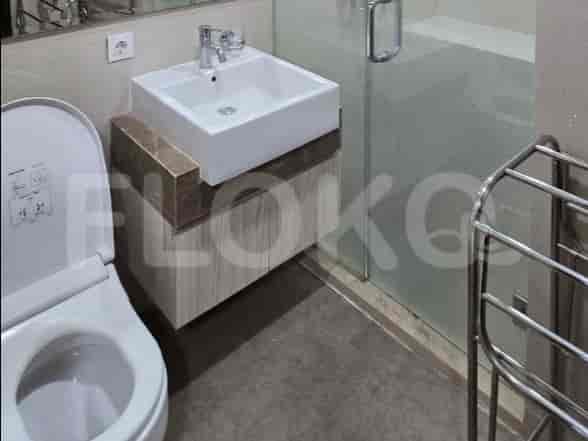 Kamar mandi dengan wastafel, toilet, dan shower.