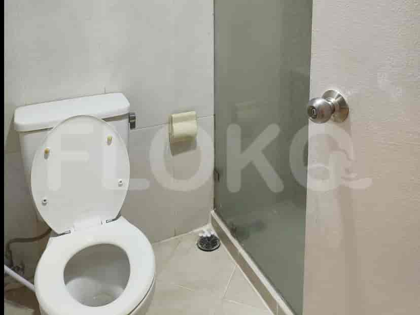 Bathroom with a toilet and shower.