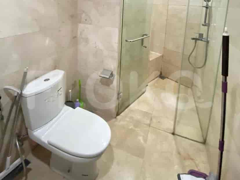 Bathroom with a toilet and shower.
