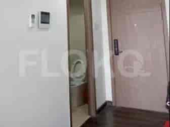 Kamar mandi kecil dengan toilet dan pemandangan ke ruangan lain.