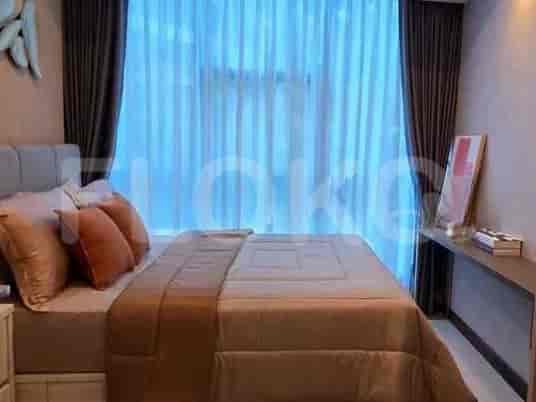Sebuah kamar tidur dengan tempat tidur, meja samping tempat tidur, dan meja konsol di dinding dengan cermin.