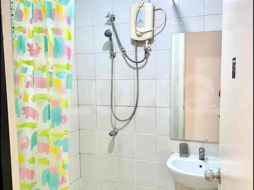 Kamar mandi dengan shower dan wastafel.