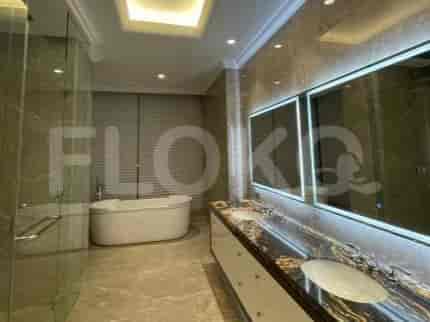Kamar mandi mewah dengan bak mandi, cermin besar, dan lantai marmer.