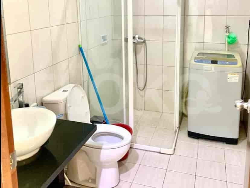 Kamar mandi dasar dengan toilet, wastafel, dan shower.