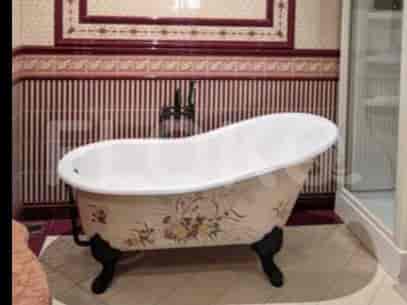 Bathroom with a vintage-style bathtub and decorative floral details.