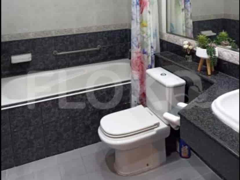A bathroom with a bathtub, toilet, and sink.