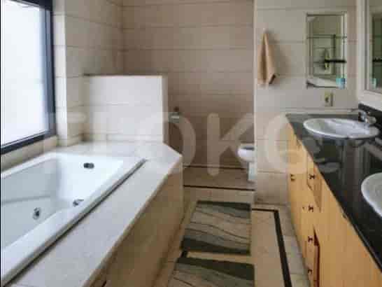Bathroom with a bathtub, sink, and toilet.