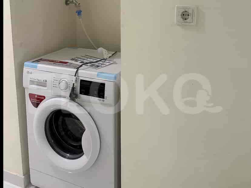 Area cucian dengan mesin cuci dan fasilitas penting.
