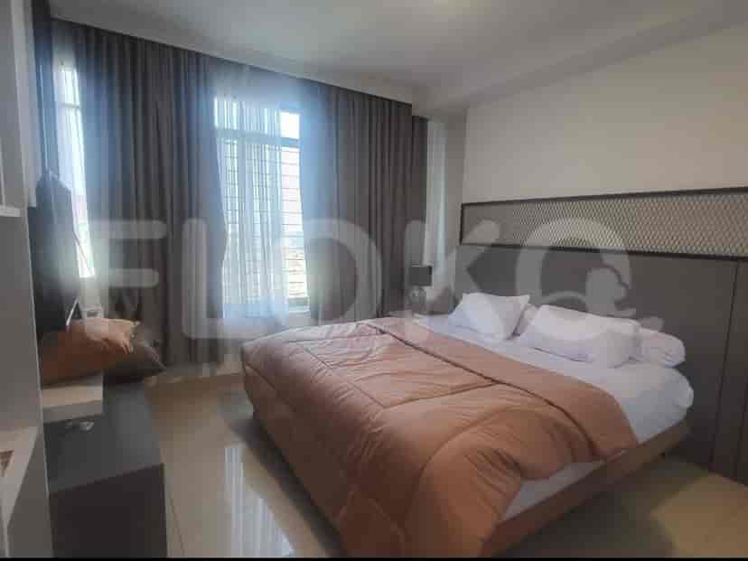 Kamar tidur yang nyaman menampilkan tempat tidur ganda dengan tempat tidur netral dan sandaran kepala yang bergaya.