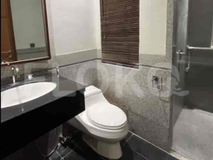 Kamar mandi dengan wastafel, toilet, dan shower.