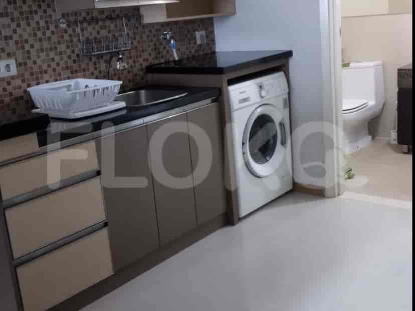 Dapur dengan mesin cuci dan meja dapur.