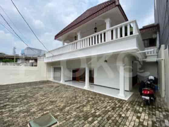 Disewakan Rumah 4 BR, Luas 350 m2 di Jl. Panglima Polim, Gandaria - RHA122 1