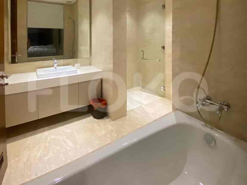 Kamar mandi dengan bathtub, wastafel, dan cermin besar.