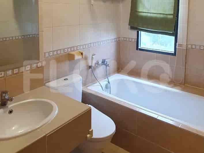 Bathroom with a bathtub and sink.