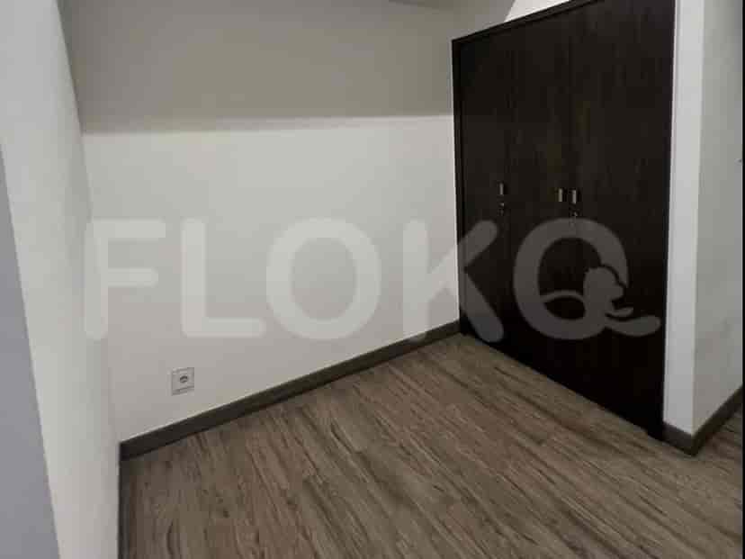 Lemari kamar tidur dengan pintu kayu dan lantai kayu.