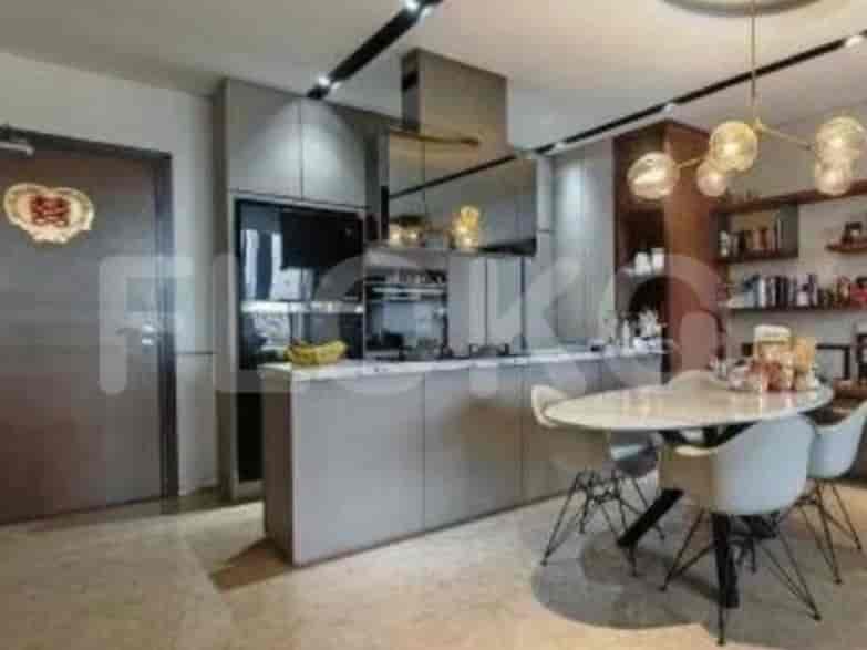 Open-plan kitchen and dining area featuring a kitchen island, modern appliances, and a dining table.