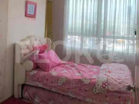 Kamar tidur anak dengan tempat tidur bertema Hello Kitty, bantal, dan dekorasi yang serasi.