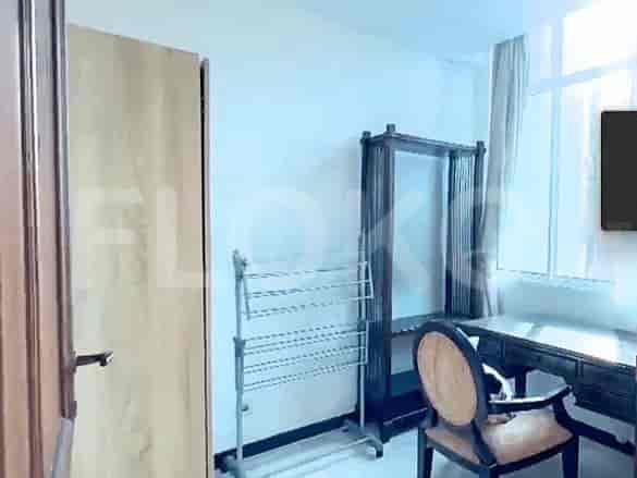 Kamar Tidur atau Kantor dengan meja, lemari, dan rak pengering