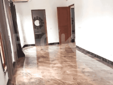 Pemandangan interior yang menampilkan lantai marmer, cermin, dan akses ke ruangan lain.