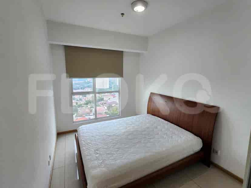 Kamar tidur dengan tempat tidur ukuran queen, kepala ranjang kayu, dan jendela yang menghadap kota.