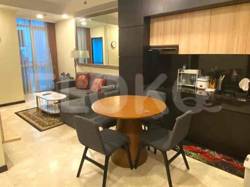 Kamar mandi modern dengan pancuran walk-in dilengkapi kepala pancuran hujan dan wastafel putih.
