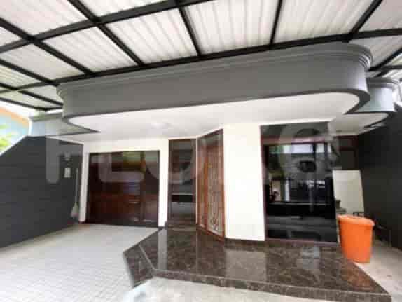 Disewakan Rumah 4 BR, Luas 275 m2 di Kebayoran Baru Area, Gandaria - RHA99d 1