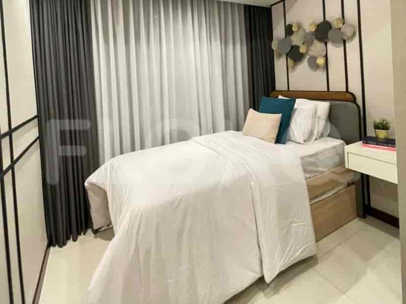 Kamar tidur dengan tempat tidur tunggal, meja nakas, dan dekorasi dinding.